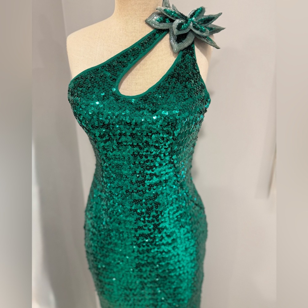 🦚 Green Sequin One-Shoulder Pageant Prom Evening Dress, fits a size 2, 24” waist